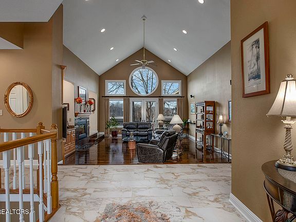 4th image of 207 Amega Trce