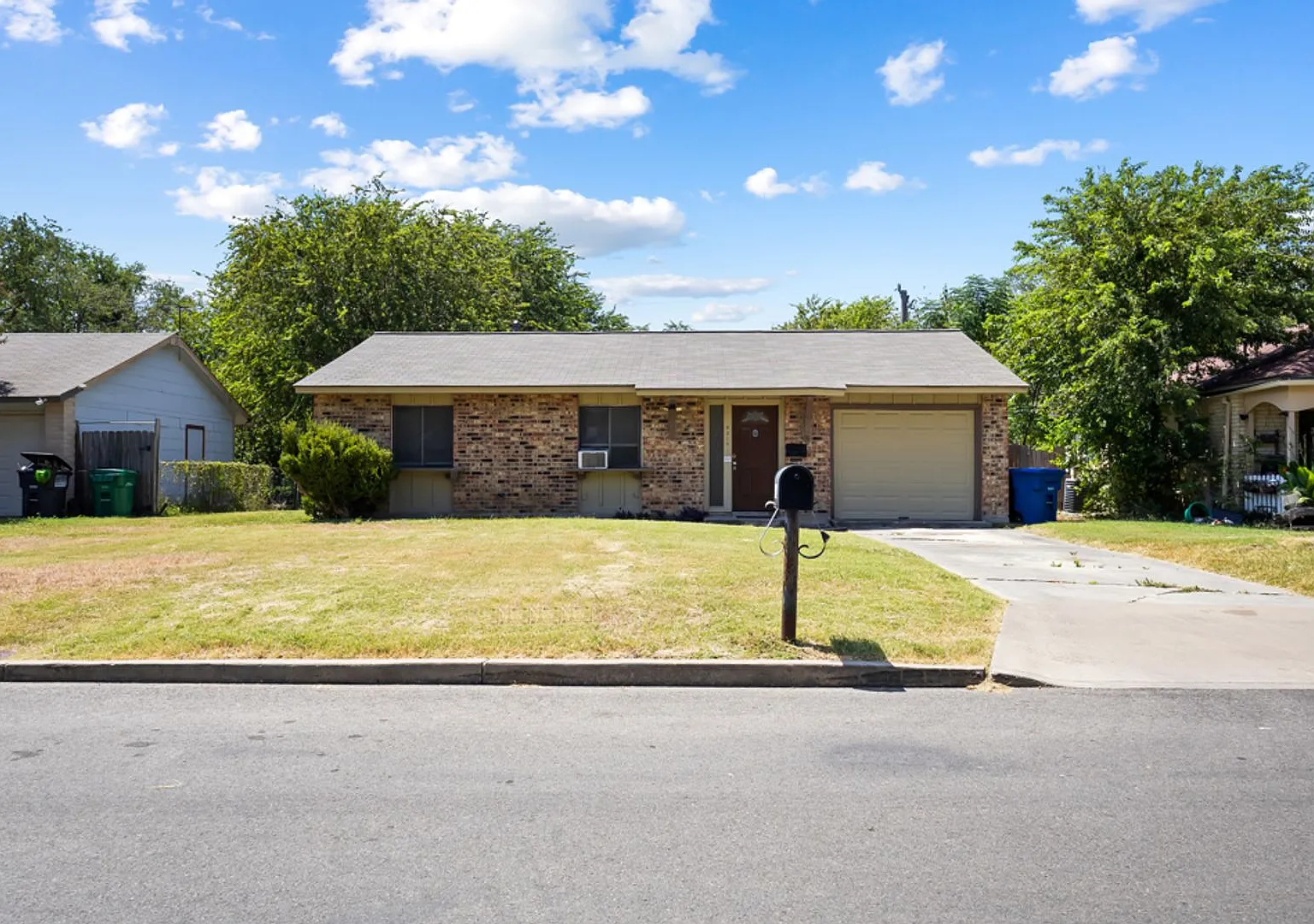 3 Bedroom/1 Bath Garden Court East — Photo 1