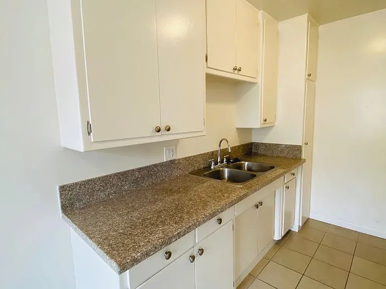1238 N Kenmore Ave — Photo 5