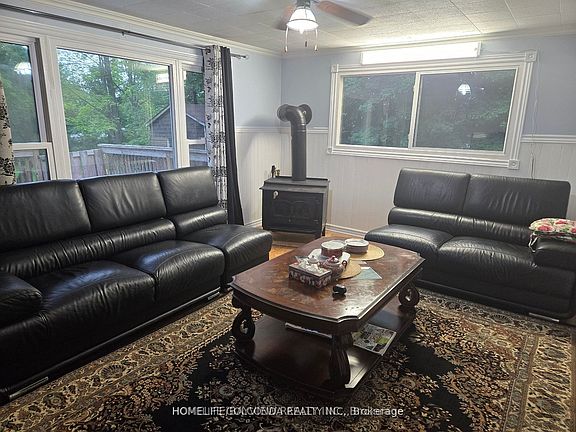 3rd image of 15 Poplar Cres