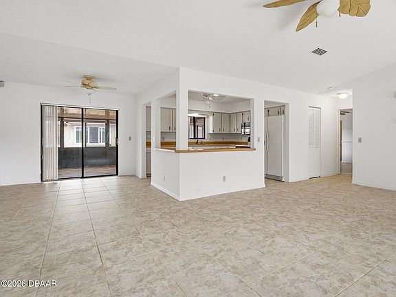 4th image of 808 E 1st Ave
