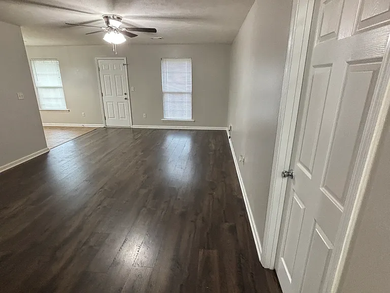 409 Calvin Ct — Photo 4