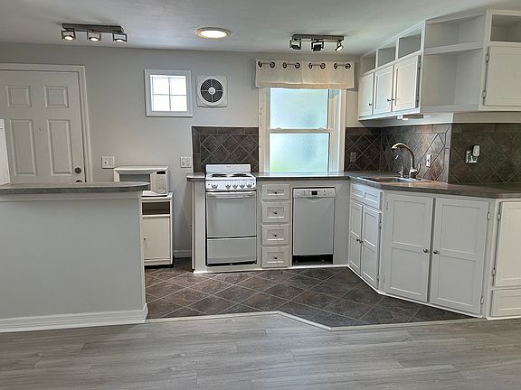4th image of 415 1/2 14th Ave NE