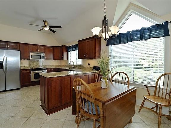 3rd image of 4 Ridgemead Fields Dr