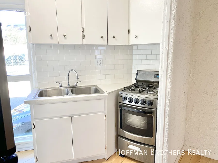 485 S Roxbury Dr Beverly Hills, CA 90212 — Photo 2