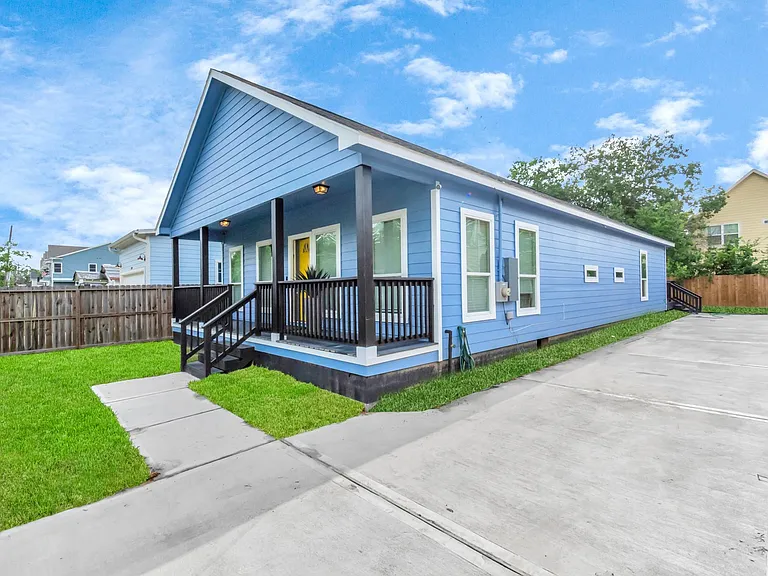 3308 Castor St — Photo 2