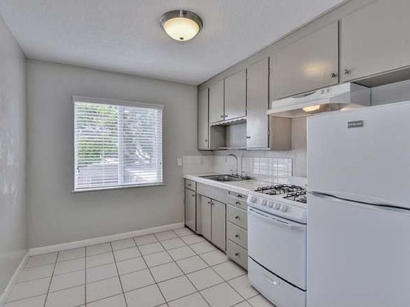 3rd image of 470 California St APT 6