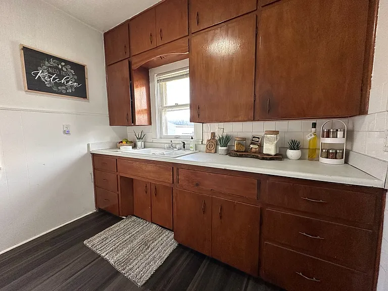 1027 Lincoln St — Photo 2