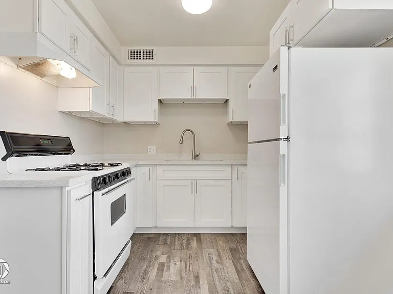 224 E St — Photo 3