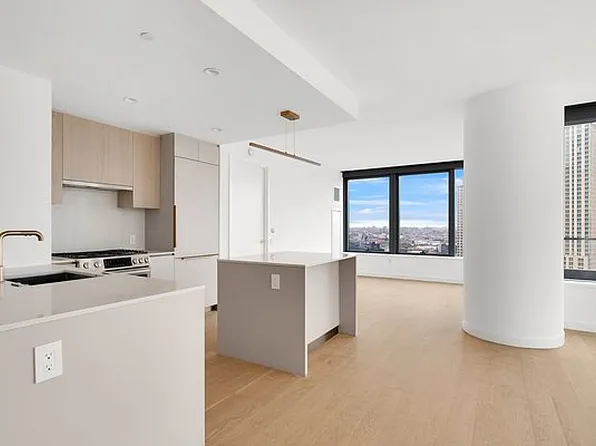 3 Court Sq #2911, Long Island City, NY 11101