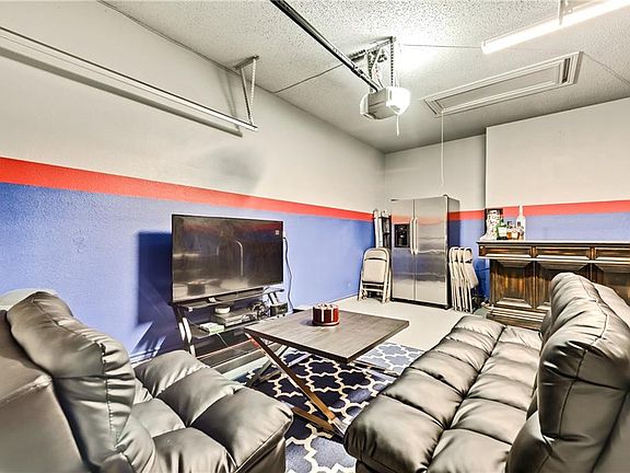 5th image of 2104 Montclair Ln