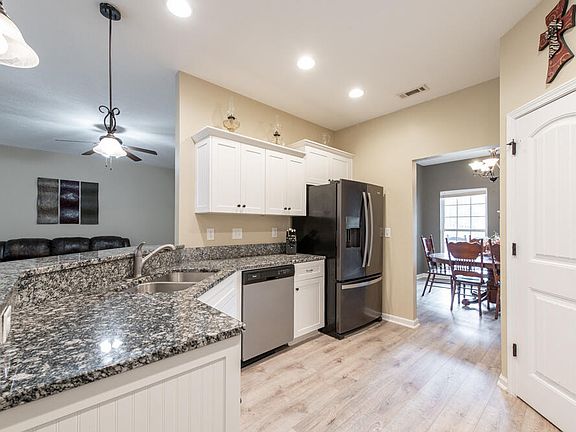 5th image of 304 Foxchase Cir