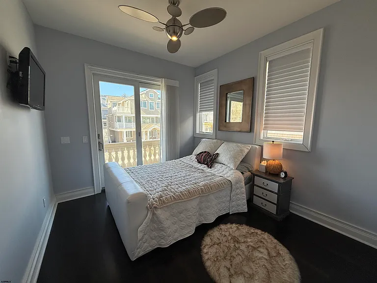 119 S Sacramento Ave — Photo 32