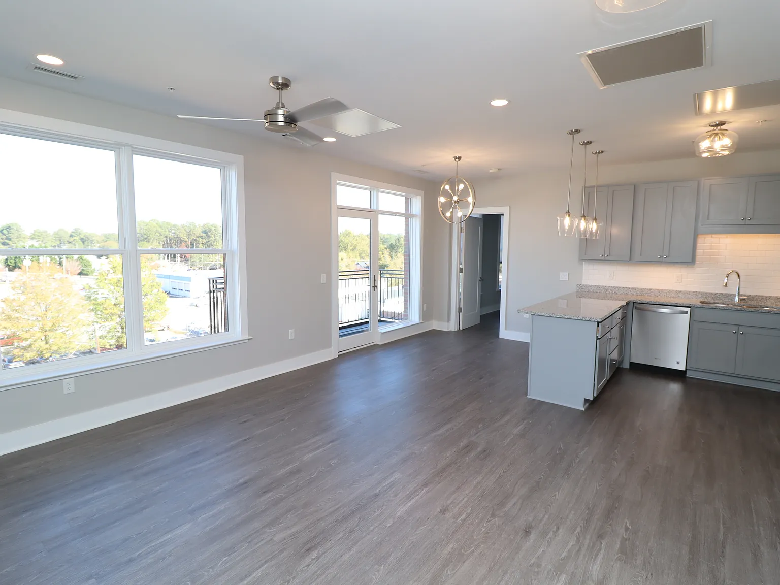 Gorgeous Luxury Condo Available Immediately — Photo 2