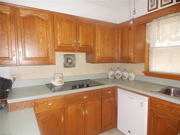 3rd image of 176 Beechwood Dr
