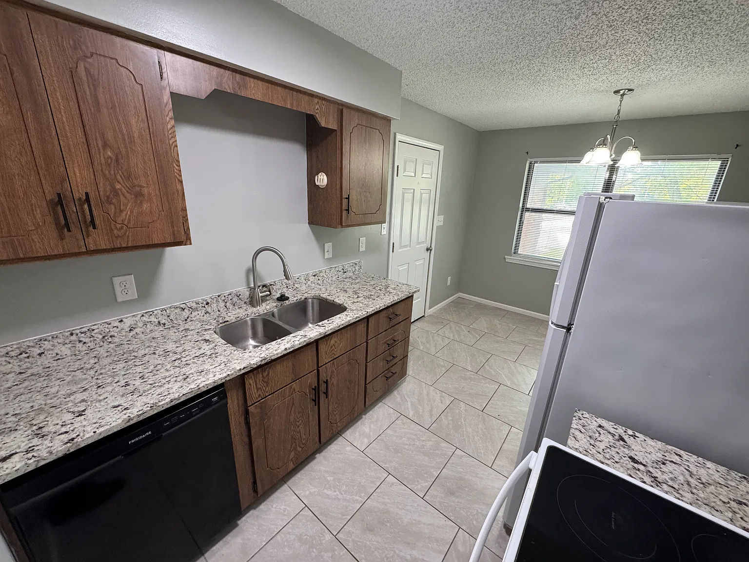 2 bed, 930 sqft, $1,050 — Photo 4
