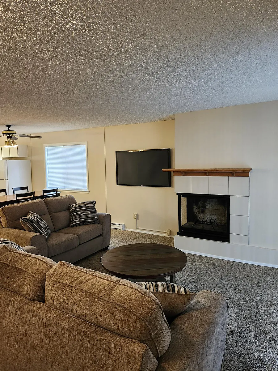 Building Photo - 2121 E Upriver Dr #16