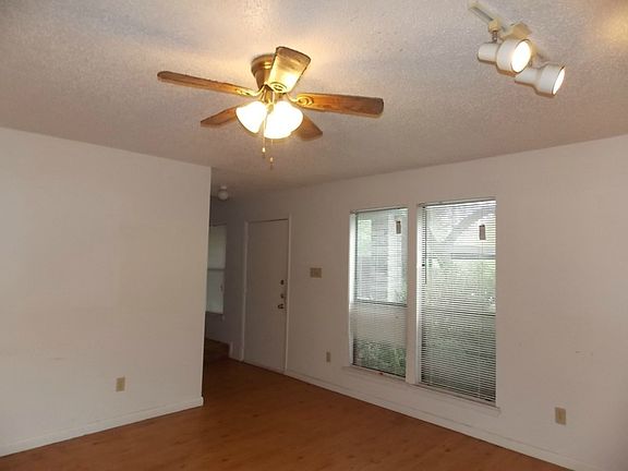 3rd image of 8502 Lyndon Ln APT A