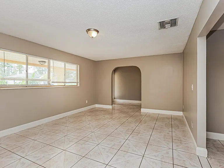 1119 Clayton Ave — Photo 3