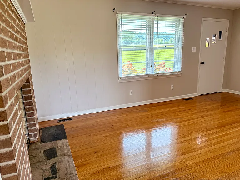 5028 Highway 11E — Photo 5