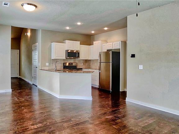 3rd image of 1666 N Izard Ln