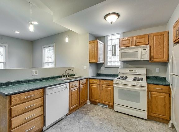 5th image of 2924 N Nagle Ave
