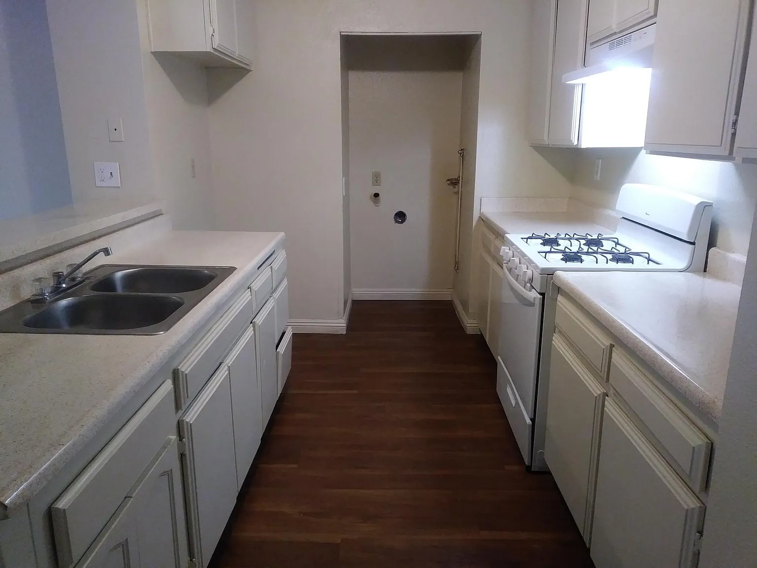 3 bed, 1000 sqft, $1,975 — Photo 4