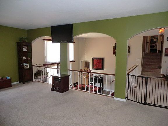 4th image of 3 York Dr
