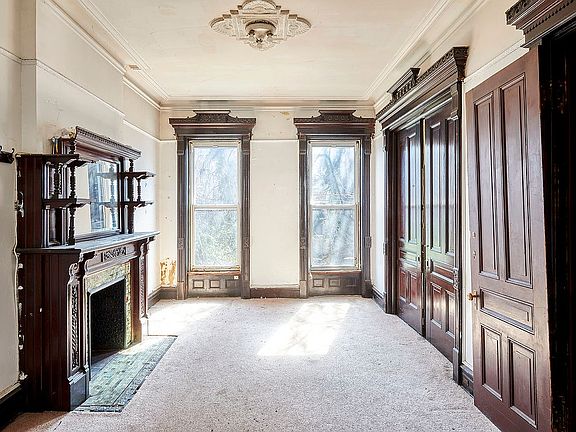 3rd image of 678 Putnam Ave