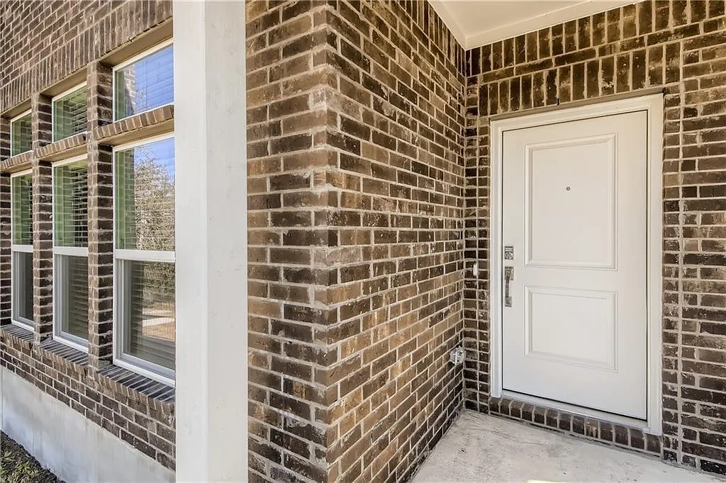 605 W South St — Photo 1