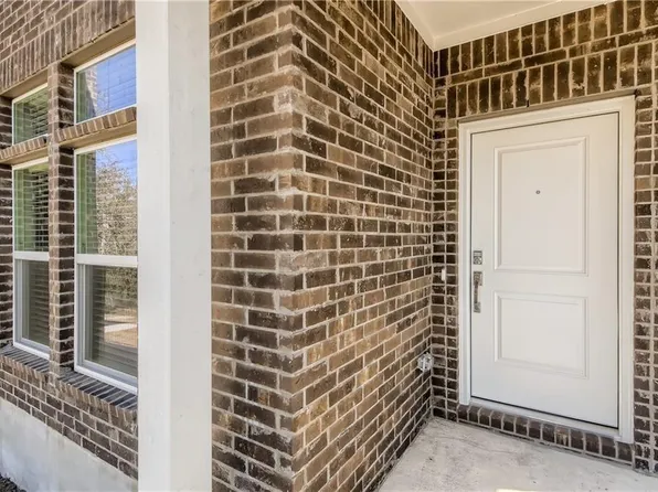 605 W South St #211, Leander, TX 78641