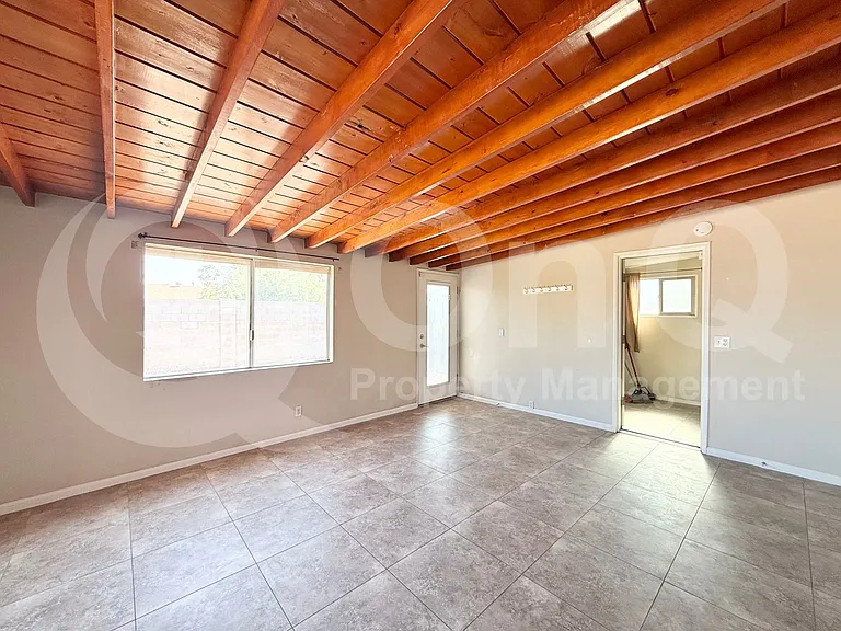 445 E Beatryce St — Photo 9
