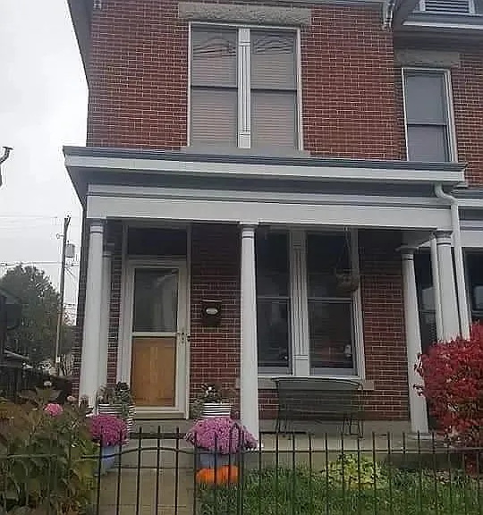 1075 Summit St — Photo 1