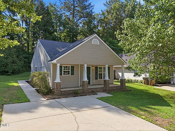 3rd image of 208 Highgate Cir