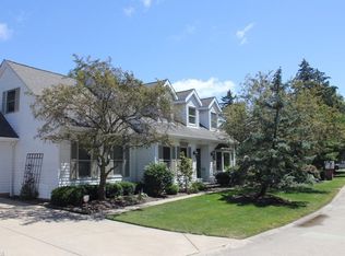 1 Westfield Ln, Rocky River, OH 44116