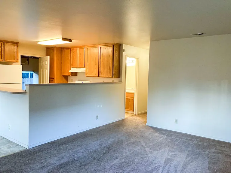 2025 Thiel Ave — Photo 3