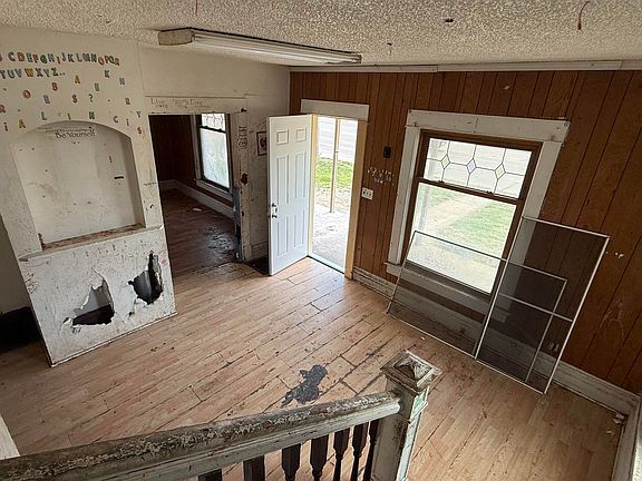 2nd image of 818 W Crawford St
