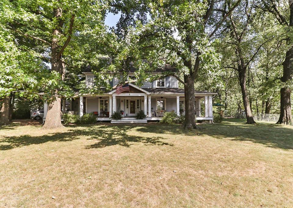 1st image of 604 N Woodlawn Ave