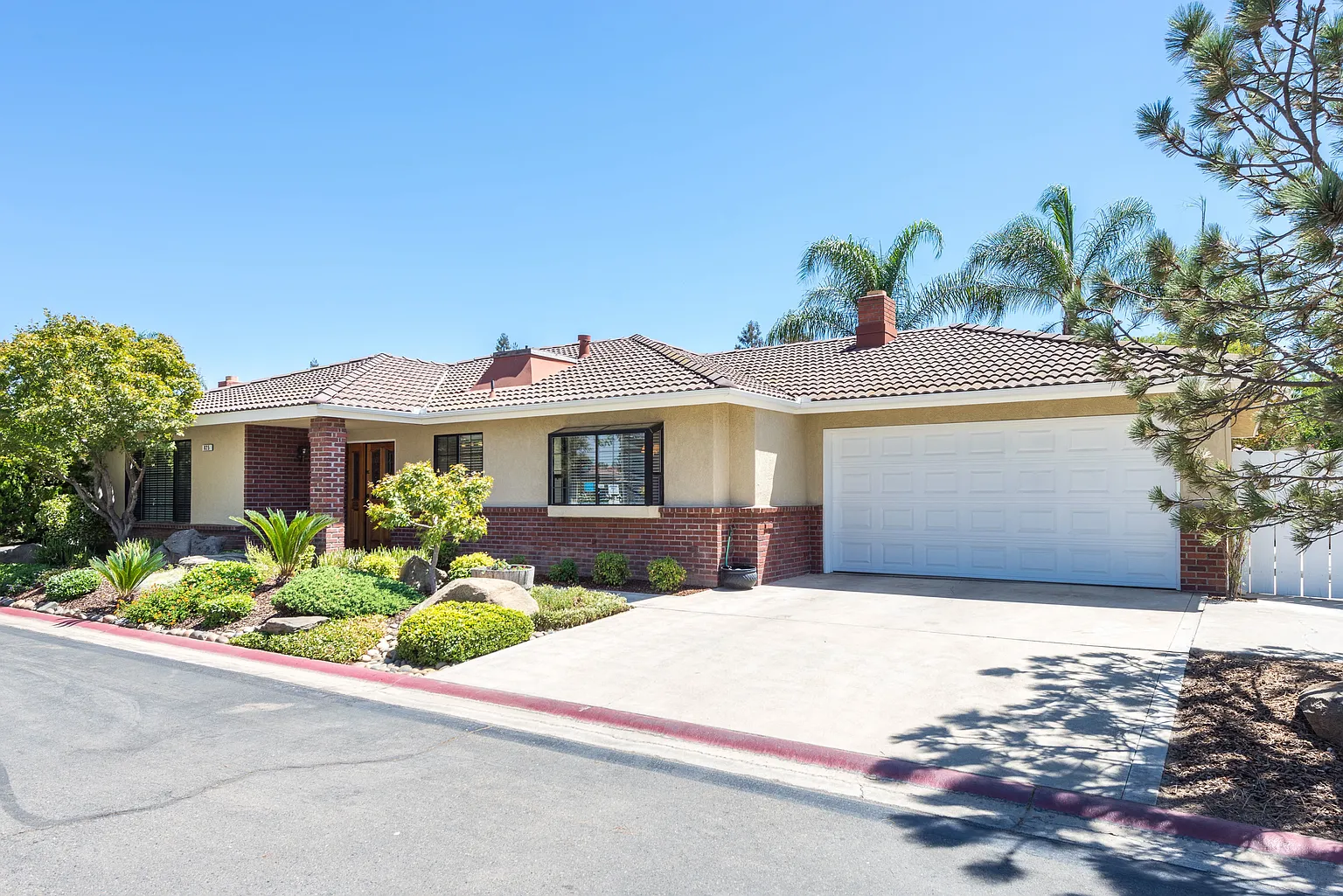 825 E Fallbrook Ave photo 1