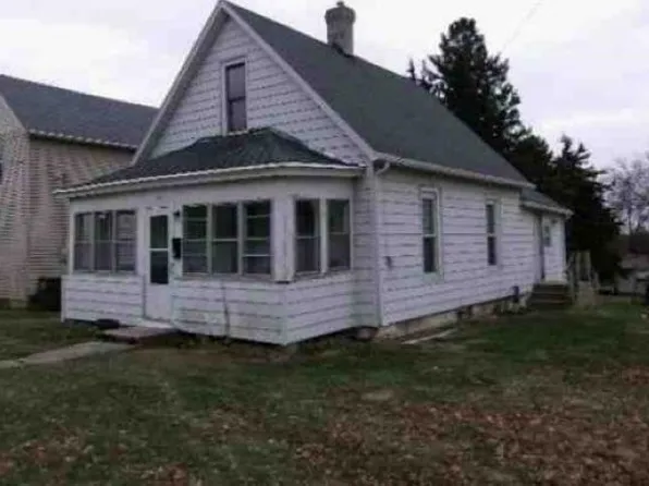 25 W South St, Freeport, IL 61032