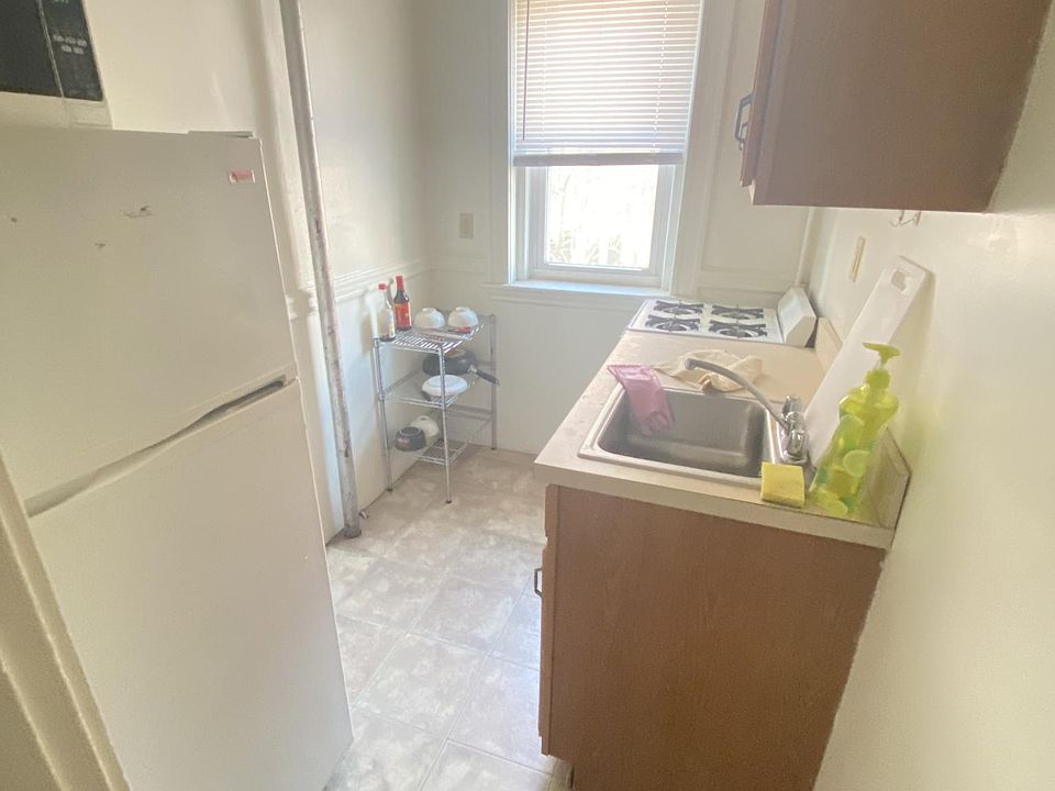 2nd image of 139 Park Dr #5