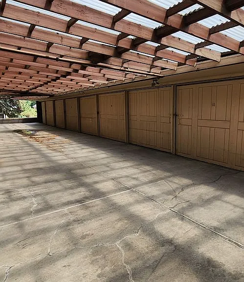 Pollyanna Apartments — Photo 15