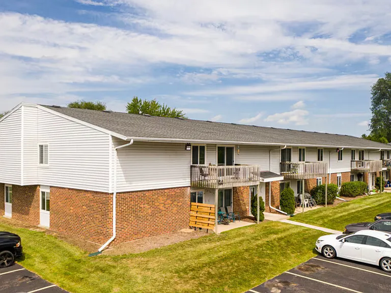 Canterbury Court Apartments — Photo 1
