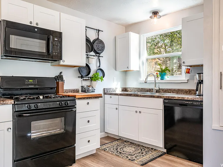 2354 Taylor Ave — Photo 9