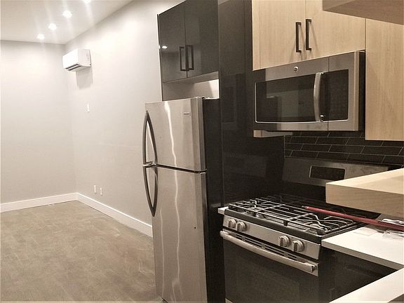 5th image of 239 Montrose Ave APT 1R