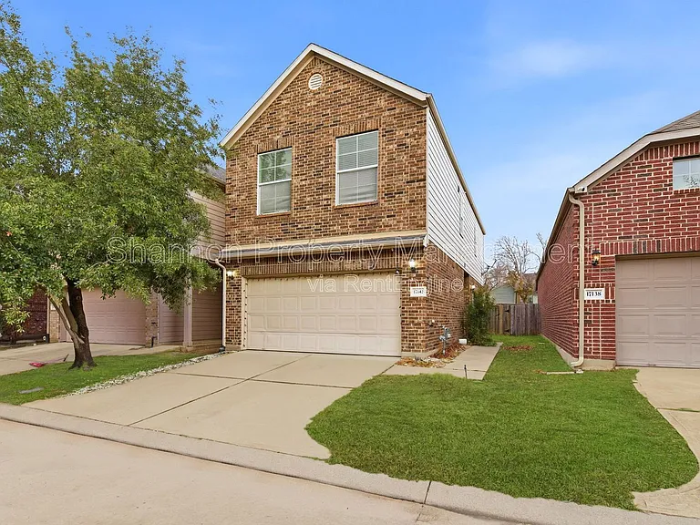 17142 Amarose Dr — Photo 2