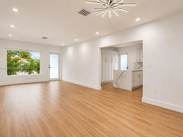 8819 Dickens Ave — Photo 18