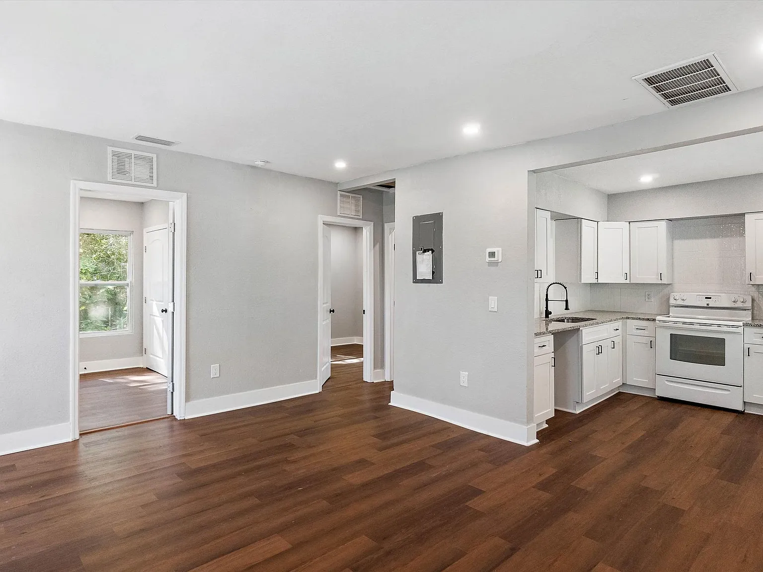 2243 Auburn St S — Photo 2