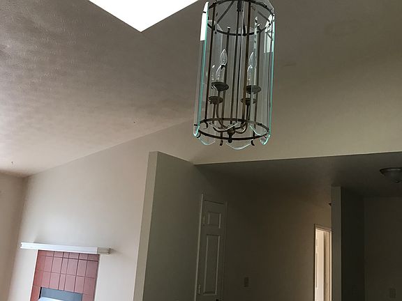 3rd image of 6 Crestmont Dr