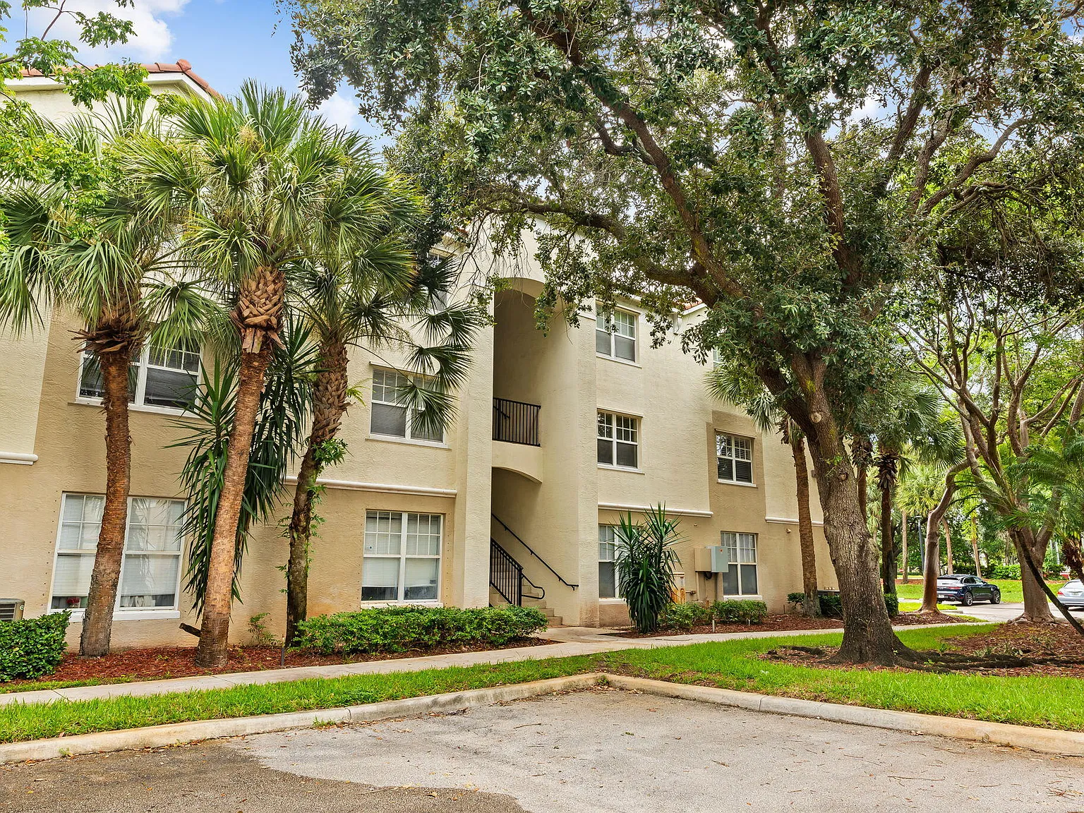 3 bed, 2.0 bath, 1240 sqft, $2,950 — Photo 1